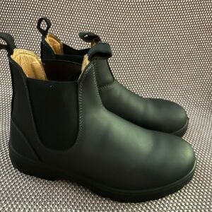 Aquatherm size 8 women boots, never worn